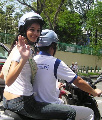 Hoa hậu Trái Đất trên đường phố Sài thành - 8