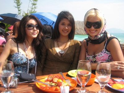 Minh Thu bán đấu giá từ thiện áo dài thêu hoạ tiết Vịnh Hạ Long - 11