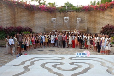 Minh Thu bán đấu giá từ thiện áo dài thêu hoạ tiết Vịnh Hạ Long - 5