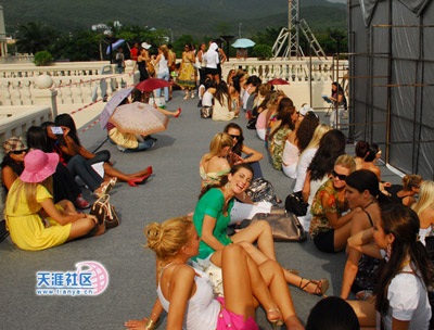 Minh Thu bán đấu giá từ thiện áo dài thêu hoạ tiết Vịnh Hạ Long - 6