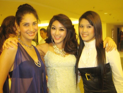 Minh Thu bán đấu giá từ thiện áo dài thêu hoạ tiết Vịnh Hạ Long - 10