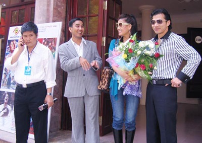 Nô nức và… ấm ức!  - 1