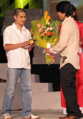 Vẫn là… “người đẹp hát”! - 1