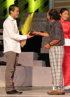 Vẫn là… “người đẹp hát”! - 3