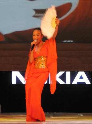 Vẫn là… “người đẹp hát”! - 5