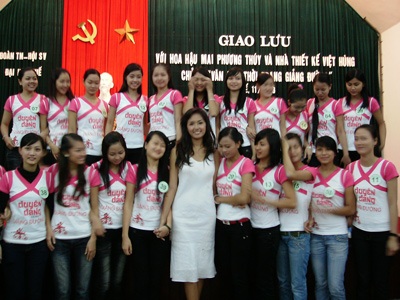 Hoa hậu Mai Phương Thúy giao lưu với Sinh viên Huế - 2 Hoa hậu Mai Phương Thúy giao lưu với Sinh viên Huế - 2