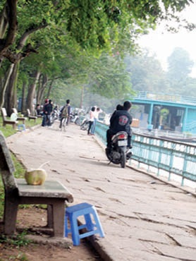 Buôn ghế đá ở “đại lộ Tình nhân” - 1