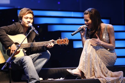 Hai “Hà” đẹp trên sân khấu “Những mùa đông yêu dấu” - 16 Hai “Hà” đẹp trên sân khấu “Những mùa đông yêu dấu” - 16