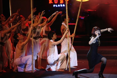 Hai “Hà” đẹp trên sân khấu “Những mùa đông yêu dấu” - 5 Hai “Hà” đẹp trên sân khấu “Những mùa đông yêu dấu” - 5