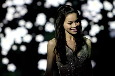 Hai “Hà” đẹp trên sân khấu “Những mùa đông yêu dấu” - 6 Hai “Hà” đẹp trên sân khấu “Những mùa đông yêu dấu” - 6