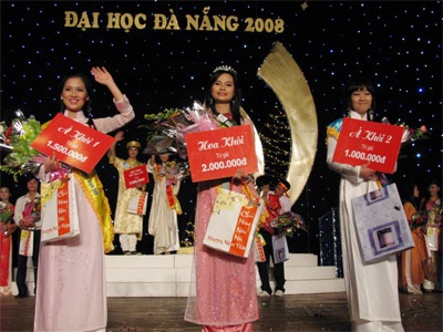 Trần Thị Quỳnh Hương đăng quang Hoa khôi ĐH Đà Nẵng - 1