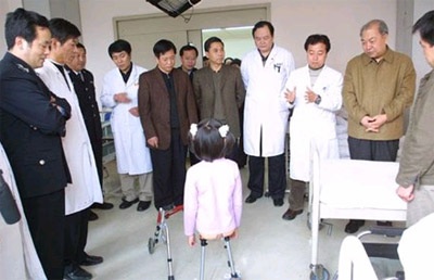 Xúc động vì nghị lực của cô bé khuyết tật (có video) - 2 Xúc động vì nghị lực của cô bé khuyết tật (có video) - 2
