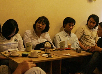 Không trang sức nỗi buồn và trưng cầu thương hại! - 1