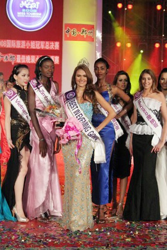 Đại diện Việt Nam có nên mặc trang phục Trung Quốc? - 1 Đại diện Việt Nam có nên mặc trang phục Trung Quốc? - 1