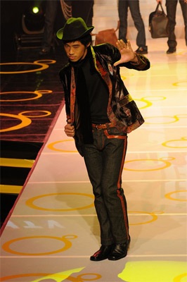 Xem các nam người mẫu “làm dáng”   - 2