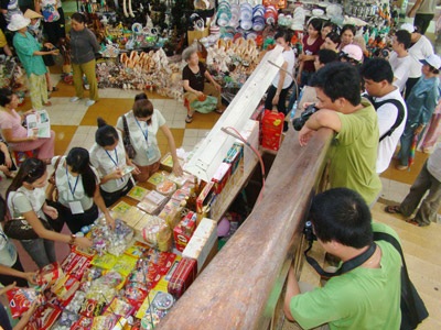 Chùm ảnh: Người đẹp tại làng trẻ em SOS Nha Trang - 1