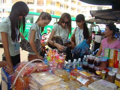 Chùm ảnh: Người đẹp tại làng trẻ em SOS Nha Trang - 2