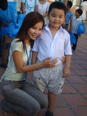 Chùm ảnh: Người đẹp tại làng trẻ em SOS Nha Trang - 4