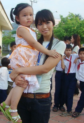 Chùm ảnh: Người đẹp tại làng trẻ em SOS Nha Trang - 5