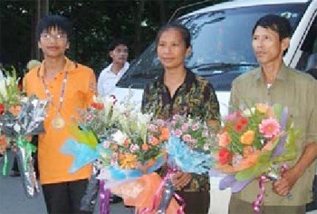 “Thủ lĩnh” môn Vật lý lớn lên từ bờ ruộng… - 2 “Thủ lĩnh” môn Vật lý lớn lên từ bờ ruộng… - 2