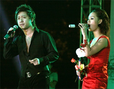 Trà My Idol “hào phóng” với sinh viên  - 1