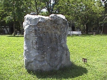 Tan nát vườn tượng bên bờ sông Hương  - 2