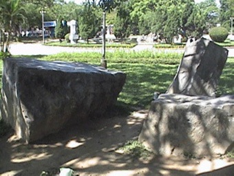 Tan nát vườn tượng bên bờ sông Hương  - 1