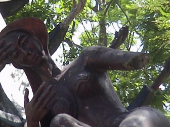 Tan nát vườn tượng bên bờ sông Hương  - 3