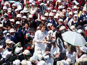 “Fan cuồng” và ca sĩ... tố khổ!  - 1