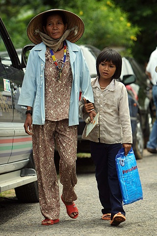 Theo chân đương kim Hoa hậu Hoàn vũ đi làm từ thiện - 3