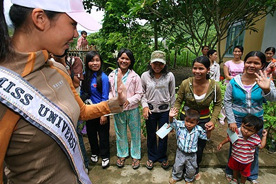 Theo chân đương kim Hoa hậu Hoàn vũ đi làm từ thiện - 4