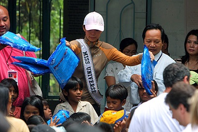 Theo chân đương kim Hoa hậu Hoàn vũ đi làm từ thiện - 5