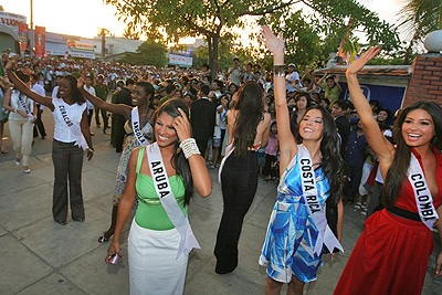 Người đẹp “đội mưa” làm từ thiện - 1 Người đẹp “đội mưa” làm từ thiện - 1