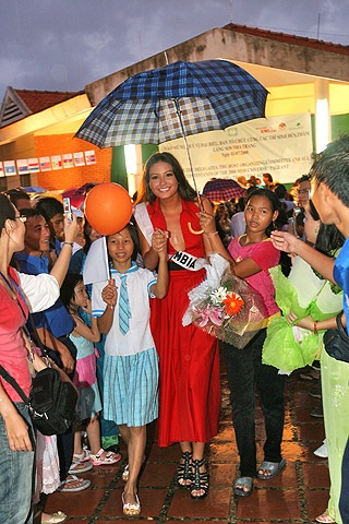 Người đẹp “đội mưa” làm từ thiện - 5 Người đẹp “đội mưa” làm từ thiện - 5