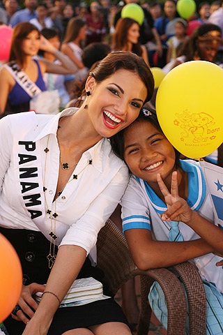 Người đẹp “đội mưa” làm từ thiện - 3 Người đẹp “đội mưa” làm từ thiện - 3