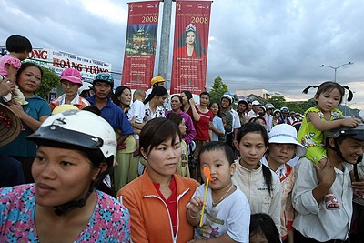 Người đẹp “đội mưa” làm từ thiện - 4 Người đẹp “đội mưa” làm từ thiện - 4