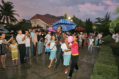 Người đẹp “đội mưa” làm từ thiện - 9 Người đẹp “đội mưa” làm từ thiện - 9