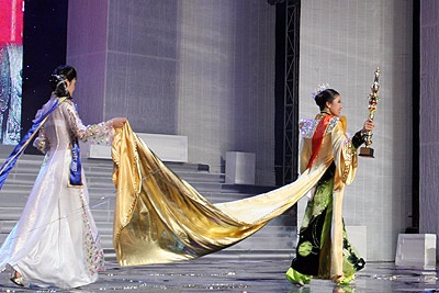 Khoảnh khắc khó quên trong đêm đăng quang - 12