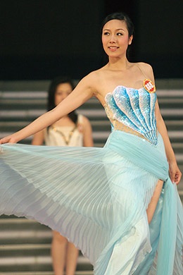 “Sính” giày cao gót, người đẹp… “gặp nạn”! - 1 “Sính” giày cao gót, người đẹp… “gặp nạn”! - 1