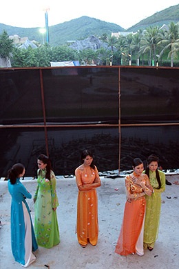 “Sính” giày cao gót, người đẹp… “gặp nạn”! - 4 “Sính” giày cao gót, người đẹp… “gặp nạn”! - 4