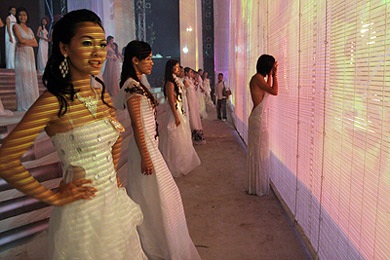 “Sính” giày cao gót, người đẹp… “gặp nạn”! - 5 “Sính” giày cao gót, người đẹp… “gặp nạn”! - 5