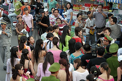 Người đẹp “quậy” chợ Đầm - 10