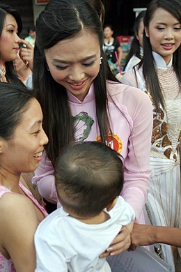 Người đẹp “quậy” chợ Đầm - 11