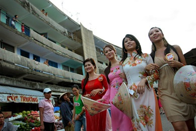 Người đẹp “quậy” chợ Đầm - 15