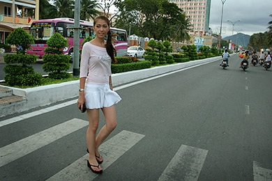 Người đẹp “quậy” chợ Đầm - 14