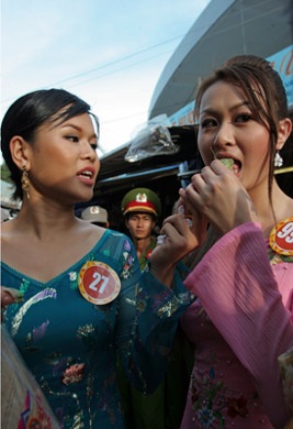 Người đẹp “quậy” chợ Đầm - 4