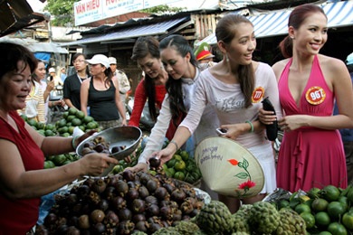 Người đẹp “quậy” chợ Đầm - 6