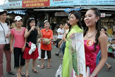 Người đẹp “quậy” chợ Đầm - 7