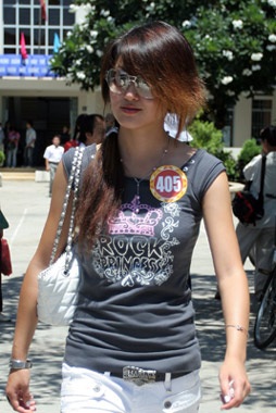 Người đẹp hát “dở”, các cụ vẫn khen hay! - 10