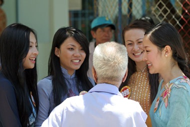 Người đẹp hát “dở”, các cụ vẫn khen hay! - 12